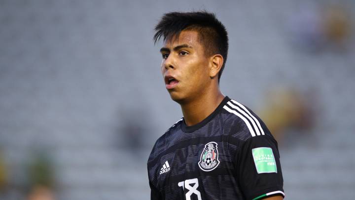 El atacante mexicano cobró el primer tiro penal en la tanda frente a Holanda, quiso picarla pero el arquero rival adivinó y todo se vivió con tensión.