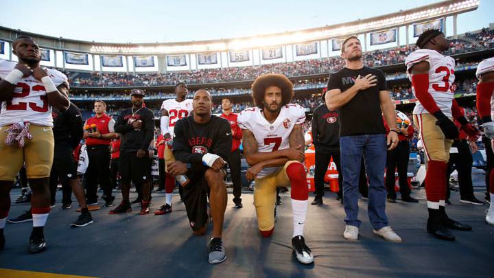 Kaepernick y Reid protestan durante el himno nacional