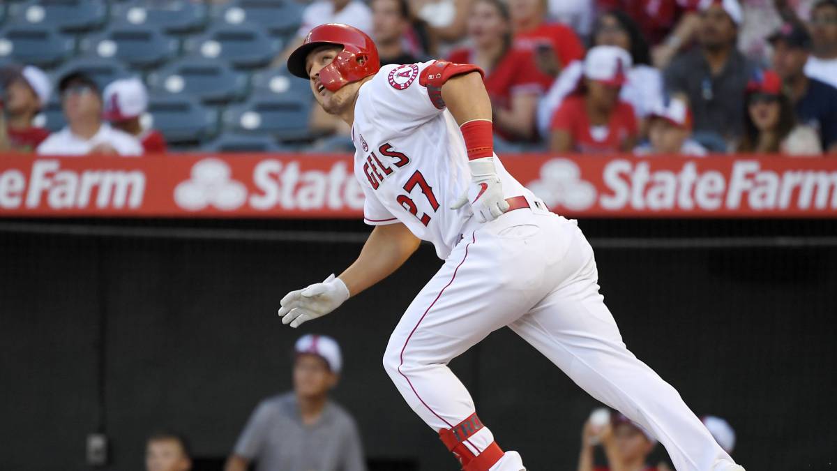 Mike Trout observa la pelota viajando en su cuadrangular
