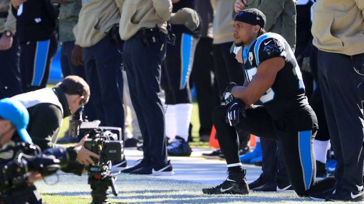 Eric Reid se manifiesta en partido de Panthers