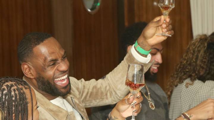 LeBron James, Anthony Davis y más celebran con costoso cognac