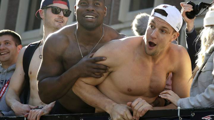Rob Gronkowski celebra triunfo en Super Bowl