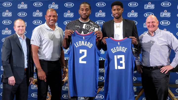 Kawhi Leonard y Paul George en presentación con Los Angeles Clippers