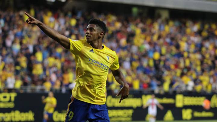 El atacante hondureño recibió el premio al mejor futbolista del mes de octubre en LaLiga SmartBank, a donde llegó en la presente temporada con el cuadro de Cadiz.