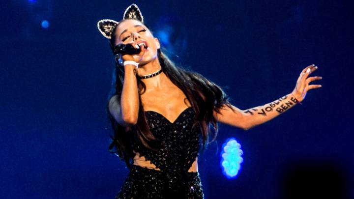 Ariana Grande se cae en pleno concierto y así reaccionó