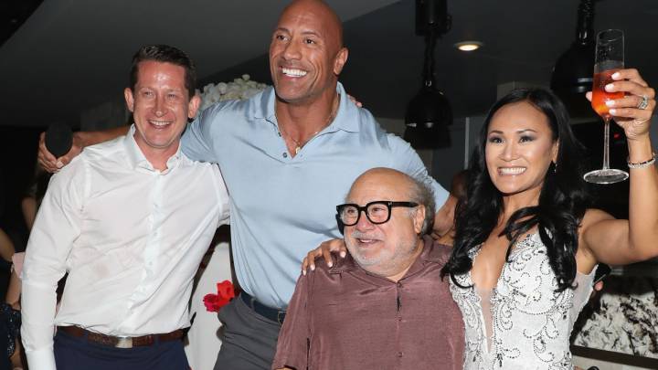 The Rock y Danny DeVito se cuelan a una boda en Los Cabos