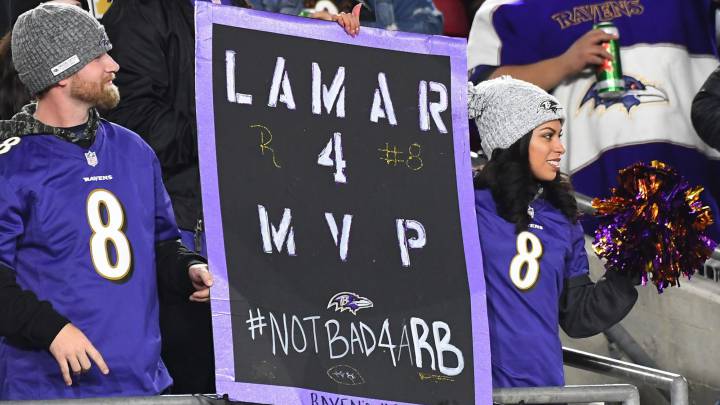 Aficionados de Ravens apoyando a Lamar Jackson