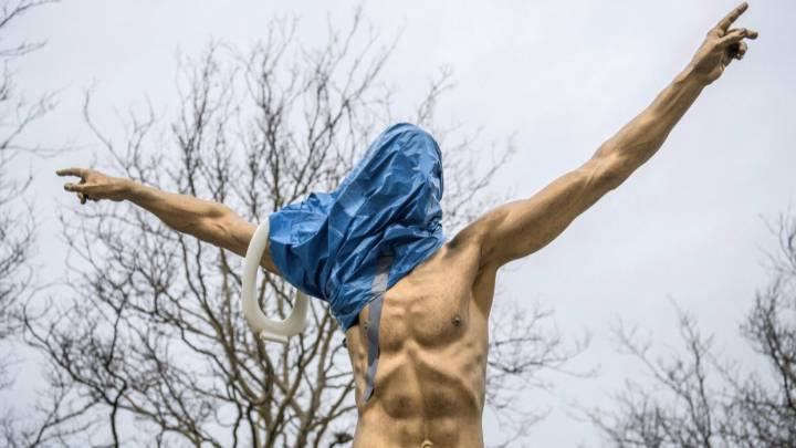 Luego de convertirse en copropietario del Hammarby de su país, aficionados de Malmö causaron destrozos en la estatua que fue develada en octubre pasado.