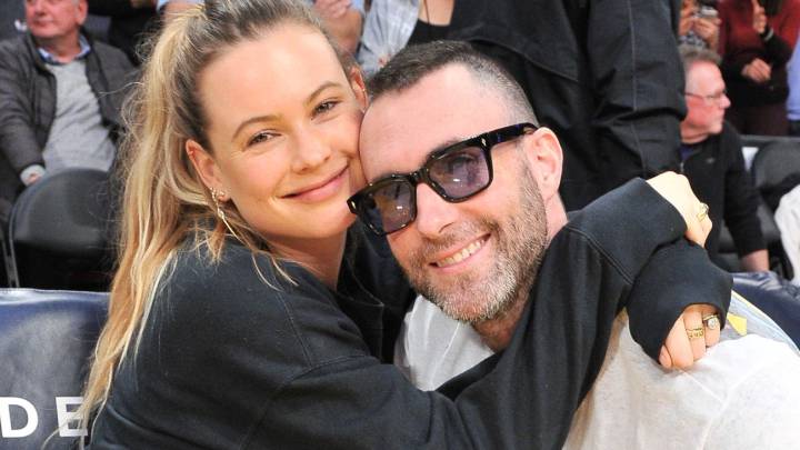 Adam Levine y Behati Prinsloo pasan la noche en la NBA