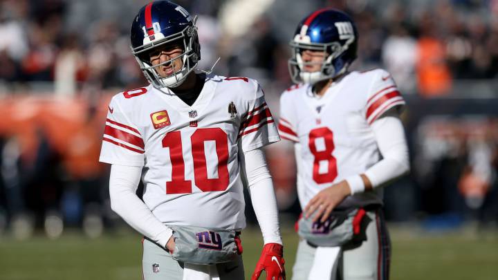 Eli Manning y Daniel Jones en el calentamiento ante Bears