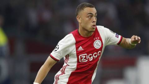 El futbolista estadounidense tuvo una noche complicada y cometió un error que encaminó al Ajax a su primera derrota en la presente temporada.