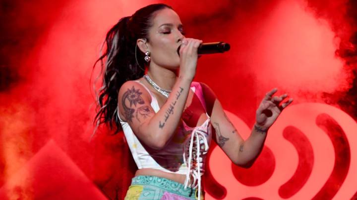 Halsey le rinde emotivo tributo a Juice WRLD durante concierto