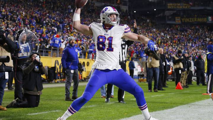 Tyler Kroft celebra touchdown contra Steelers