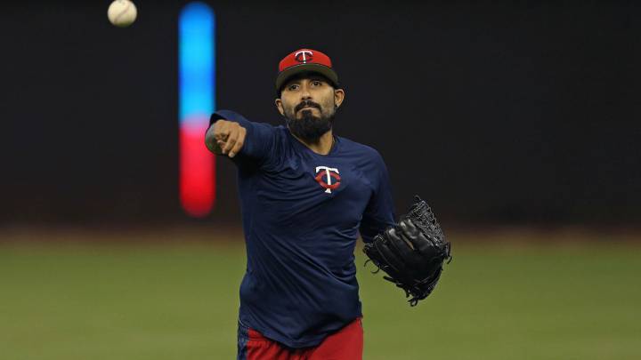 Sergio Romo calentando el brazo