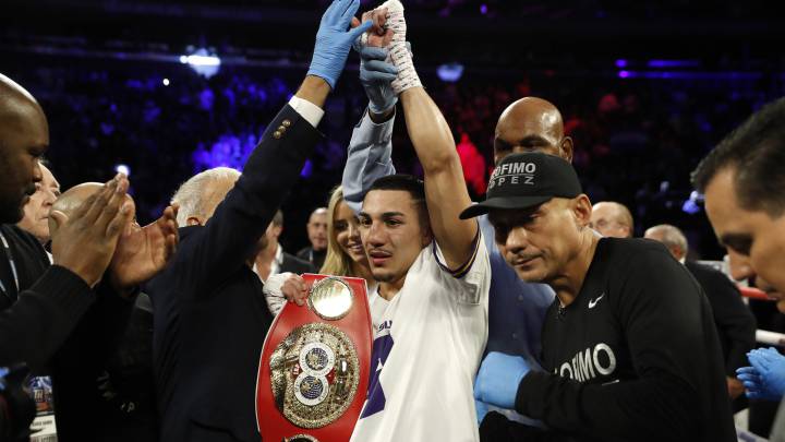 Teófimo López después de noquear a Richard Commey