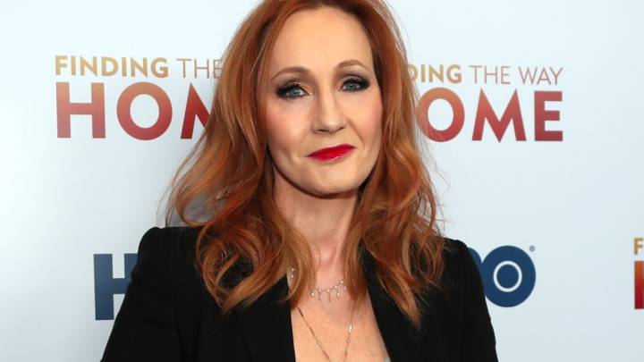 ¡Acaban con J.K. Rowling en redes sociales por su transfobia!