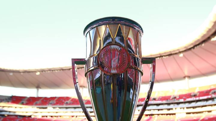Trofeo de la Concacaf Champions League en el Estadio de las Chivas.
