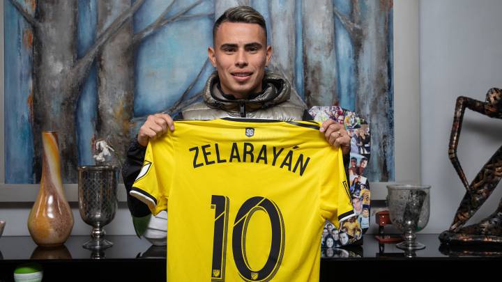 Lucas Zelarayán posando con la camiseta de su nuevo equipo, Columbus Crew.