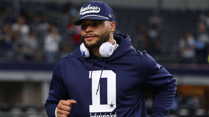Dak Prescott calentando antes de enfrentar a Rams