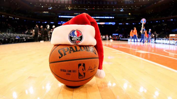 Balón de la NBA con adorno navideño