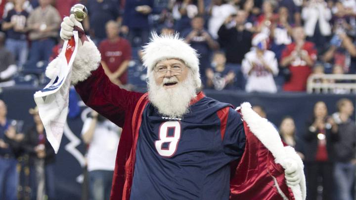 Hombre disfrazado de Santa Claus con jersey de Texans