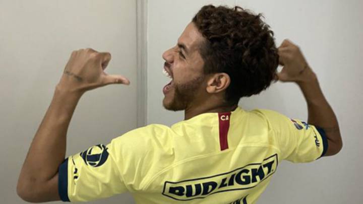 El mediocampista de LA Galaxy nunca ha ocultado su amor por los colores del Club América y así decidió alentar previo a la Final de ida ante Monterrey.