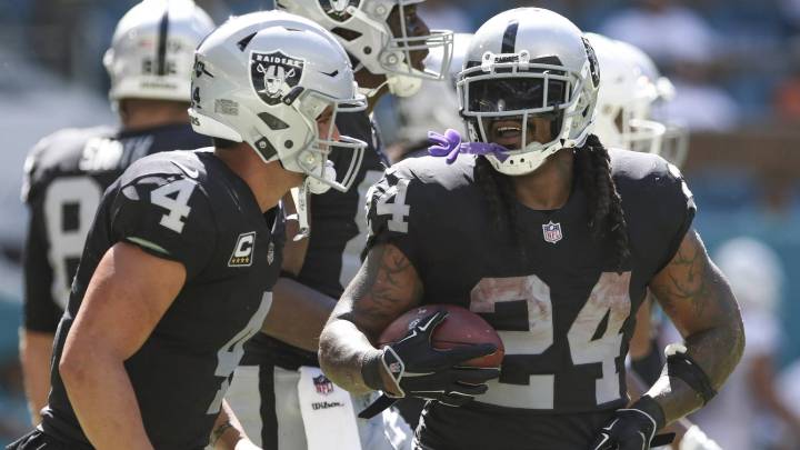 Derek Carr y Marshawn Lynch