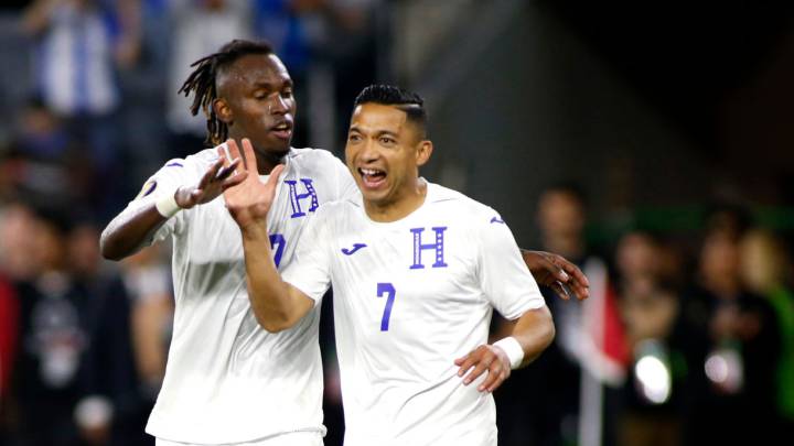 Emilio Izaguirre festeja con Alberth Elis un gol con la Selección de Honduras en la Copa Oro.