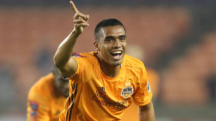 Mauro Manotas celebra un gol con Houston Dynamo en la Concacaf Champions League.