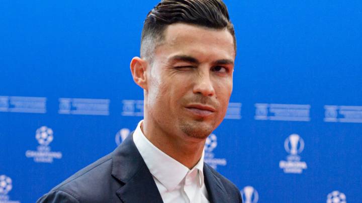 El costoso look de Cristiano Ronaldo en conferencia de Dubái