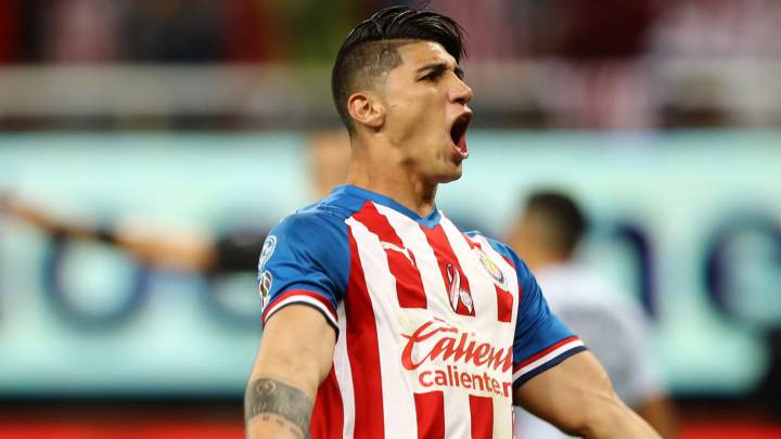 Alan Pulido festeja un gol con las Chivas en la Liga MX.