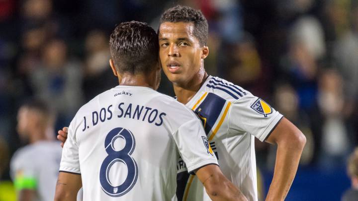 Jonathan y Giovani Dos Santos en un partido de LA Galaxy.