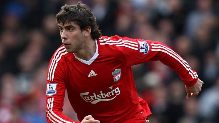 Emiliano Insúa conduce el balón en un partido de Liverpool.