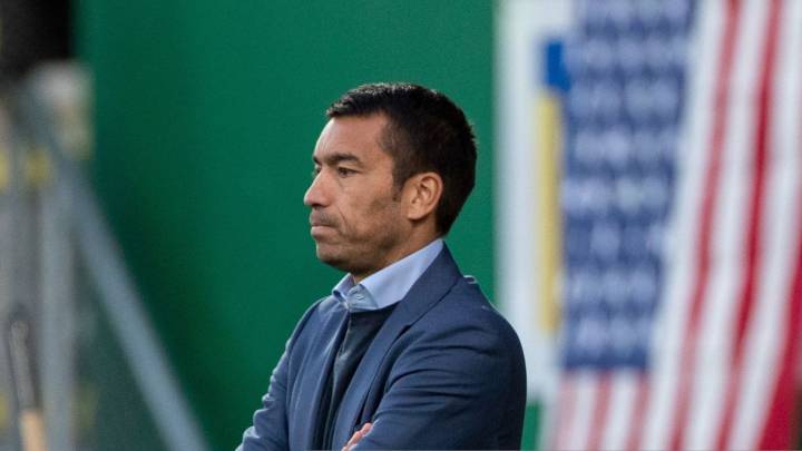 Giovanni van Bronckhorst dirigiendo un partido de Feyenoord.