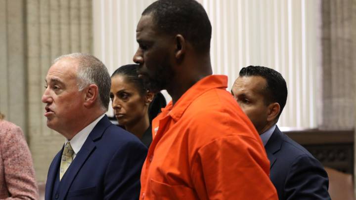 Ex-novia de R. Kelly confiesa que éste la forzó a un pacto suicida