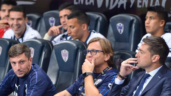 Diego Alonso junto a sus auxiliares en un partido de Monterrey.