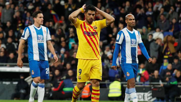Luis Suárez lamenta una jugada en el partido entre FC Barcelona y Espanyol.