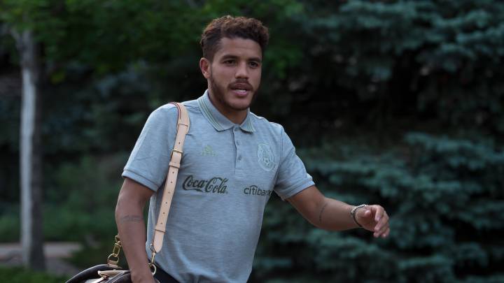 El mediocampista mexicano de Los Angeles Galaxy fue visto en las playas de Cancún en compañía de dos mujeres, una de ellas Victoria Villarroel.