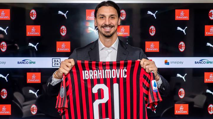 Zlatan Ibrahimovic posa con la camiseta del AC Milán en su presentación.