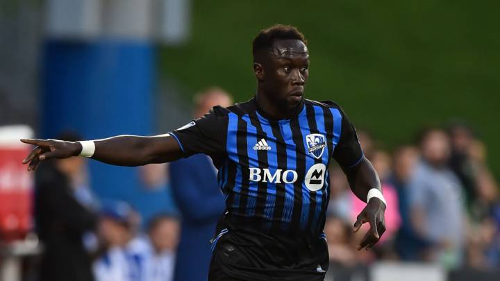 Bacary Sagna conduce un balón con el cuadro de Montreal Impact.
