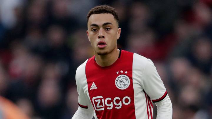 Sergiño Dest durante un encuentro del Ajax de Holanda.