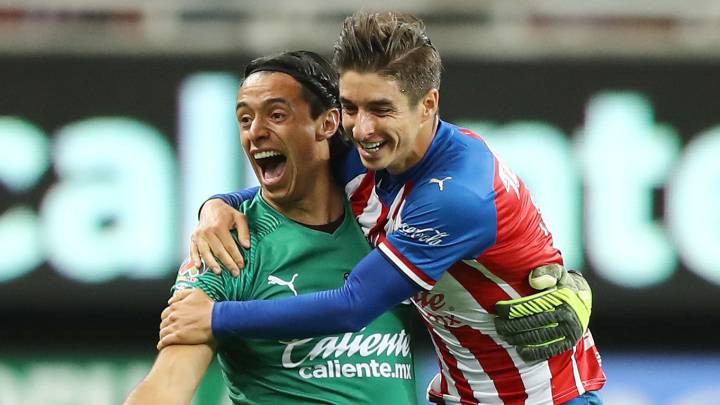 José Antonio Rodríguez e Isaac Brizuela festejan un gol con las Chivas.