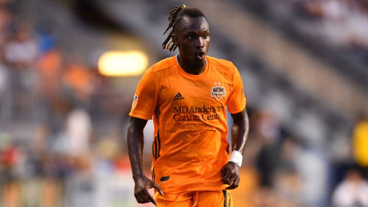 Alberth Elis durante un juego de Houston Dynamo en la MLS.