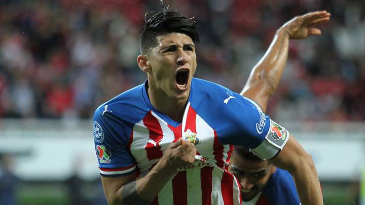 Alan Pulido festeja un gol con las Chivas en la Liga MX.