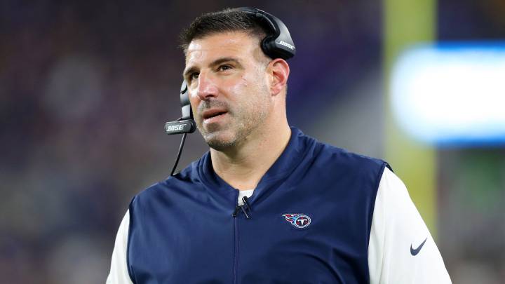 Mike Vrabel en las laterales