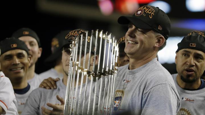 A.J. Hinch con el Trofeo del Comisionado