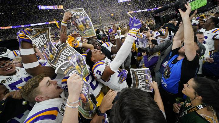 Equipo de LSU celebran título de la NCAA