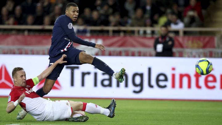 Kylian Mbappé dispara en el partido entre Mónaco y PSG.