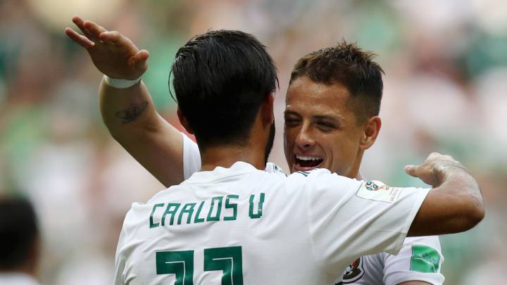 Carlos Vela y Javier Hernández celebran un gol con la Selección Mexicana.