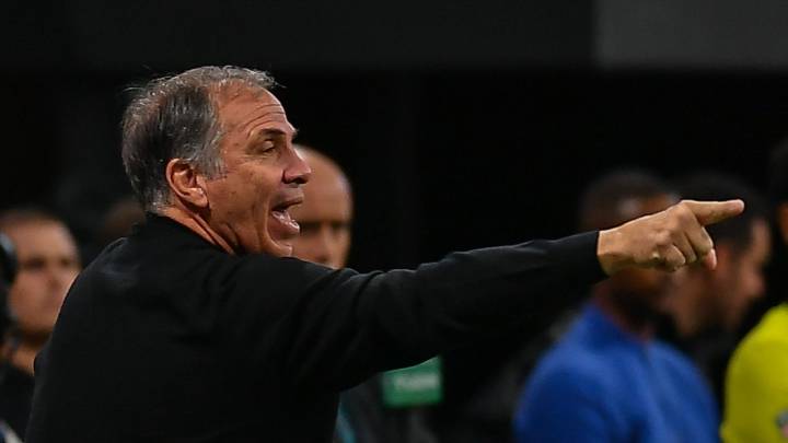 Bruce Arena dirigiendo a New England Revolution en la MLS.